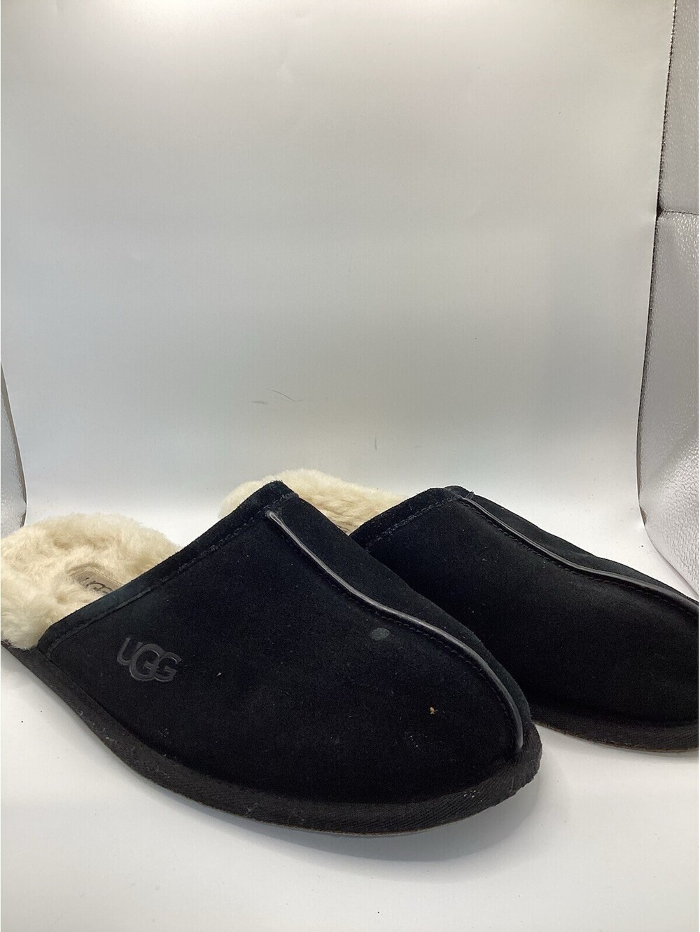 UGG Men's White/Black Scuff Sheepskin Slippers Size 11 100% Authentic Rare